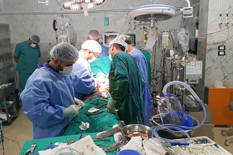 1 - عمر يوسف - سوريا - أطباء سوريون يقدّمون العلاج لمرضاهم (الجزيرة)